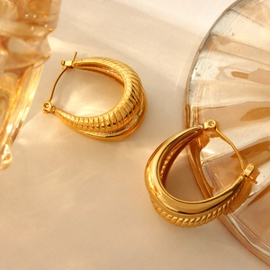 Textured double-layer 18k gold-plated C-shaped hoop earrings with sunburst ripple pattern