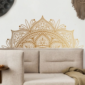 Großer goldener Lotus Mandala Wandaufkleber über dem Sofa im Boho-Stil Wohnzimmer