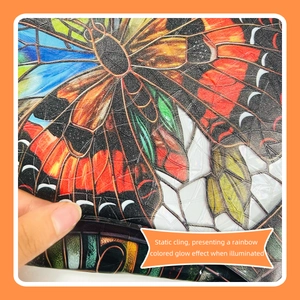 Détail du film de fenêtre statique avec motif papillon et effet arc-en-ciel