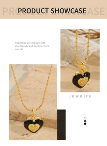 Détail du pendentif cœur en émail noir avec chaîne à billes dorée et zircon