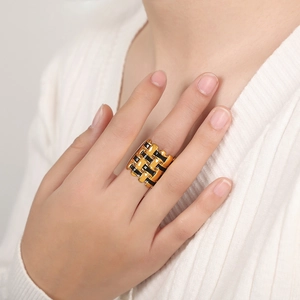 Bague chic tressée en métal plaqué or 18k avec émail noir pour femme style rétro