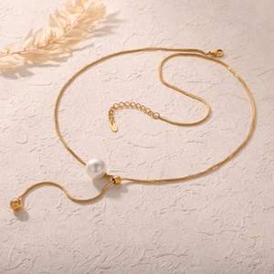 Collier élégant en maille serpent plaqué or avec pendentif perle blanche et pompon doré