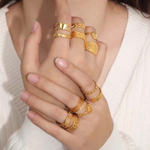 Set di anelli in acciaio al titanio placcato oro 18k con motivi a cuore e a stella