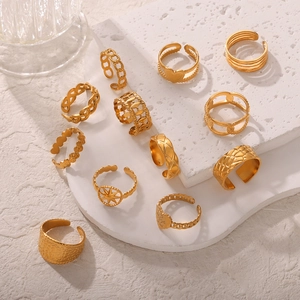 Set di 12 anelli minimalisti in acciaio inossidabile placcato oro 18k con cuori e stelle