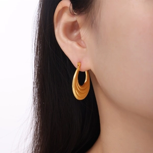 Pendientes de aro dorados de acero de titanio con diseño ondulado de estilo francés