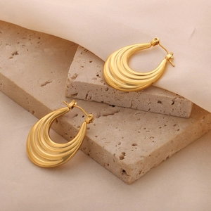 Pendientes de aro minimalistas en acero de titanio dorado con textura ondulada única