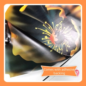 Detail der selbstklebenden Rückseite von schwarz-goldenen Blumenwandtattoos mit Glanz