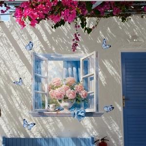 Sticker mural 3D fenêtre avec fleurs roses et rideaux bleus sur un mur méditerranéen