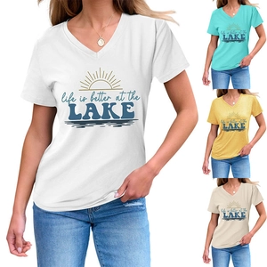 T-shirts col en V pour femmes en plusieurs couleurs avec imprimé 'Life is better at the LAKE'