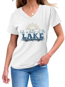 Gros plan de l'imprimé Life is Better at the Lake sur un t-shirt blanc à col en V pour femme