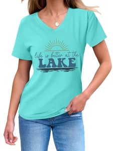 Détail du t-shirt col V vert d'eau avec imprimé Life is Better at the Lake