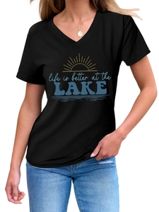 Détail d'un t-shirt en coton à col en V avec imprimé graphique Life is Better at the Lake