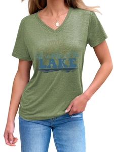 Détail du t-shirt vert col V avec impression graphique 'Life is Better at the Lake'
