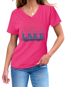 Détail du t-shirt rose col V avec imprimé Life is Better at the Lake et motif de coucher soleil