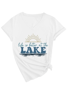 Détail du t-shirt blanc à col en V avec slogan Lake Life et nœud à la taille