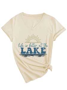 Détail du t-shirt col en V avec imprimé LAKE et nœud décoratif sur l'ourlet