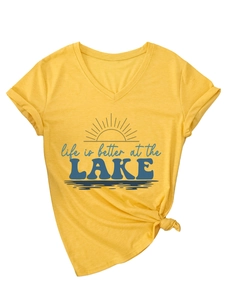 Détail d'un t-shirt col V avec manches retroussées, nœud latéral et imprimé lac
