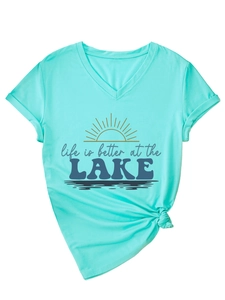 Détail du t-shirt vert menthe à col en V avec imprimé lacustre et ourlet noué