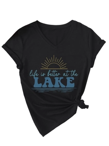 Détail de l'imprimé Life is Better at the Lake et des manches roulées sur un t-shirt col V