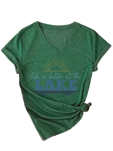 Détail du t-shirt vert chiné à col en V avec motif Lake et ourlet noué élégant