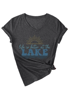 Détail du t-shirt col V montrant l'imprimé Life is Better at the Lake et le nœud latéral