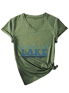 Détail du t-shirt vert armée à col en V avec ourlet noué et imprimé Life is Better Lake