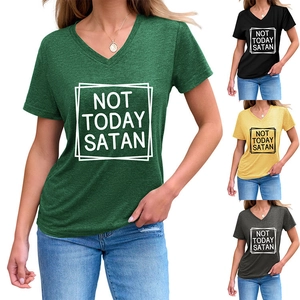 Détail montrant les couleurs du t-shirt col V avec l'inscription 'NOT TODAY SATAN'