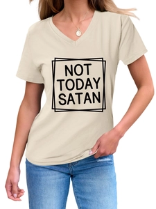 Détail de la couture en V et de l'imprimé Not Today Satan sur un t-shirt beige en coton