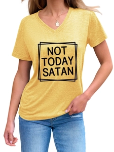 Détail d'un t-shirt jaune à col en V avec slogan Not Today Satan noir imprimé sur le buste