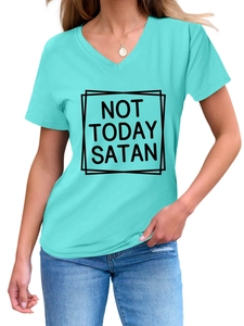 Détail du t-shirt vert d'eau avec col en V et slogan Not Today Satan en lettres noires