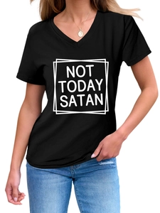 Détail d'un t-shirt en coton à col en V avec imprimé Not Today Satan et texture denim