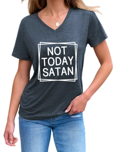 Détail de l'imprimé Not Today Satan sur un t-shirt gris col en V à texture chinée