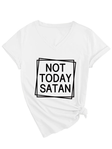 Détail d'un t-shirt blanc à col en V avec imprimé Not Today Satan et design noué devant