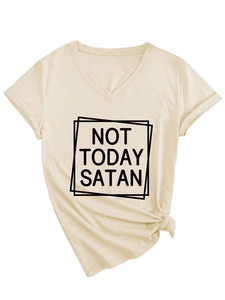 Détail d'un t-shirt crème col V avec imprimé Not Today Satan et ourlet noué sur le côté