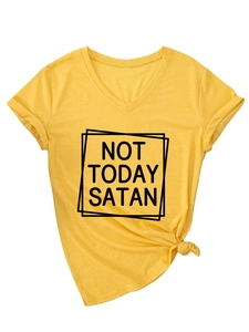 Détail du t-shirt jaune à col en V avec imprimé Not Today Satan et nœud latéral élégant