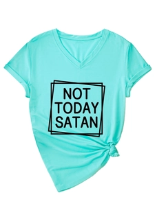 Détail d'un t-shirt col en V vert menthe avec texte Not Today Satan et ourlet noué