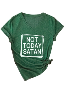 Détail du t-shirt vert chiné col V avec imprimé Not Today Satan et noeud sur le côté