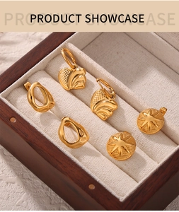 Détail de boucles d'oreilles plaquées or 18K aux textures géométriques dans un écrin