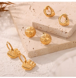 Détails des boucles d'oreilles géométriques et étoilées en acier titane plaqué or 18K
