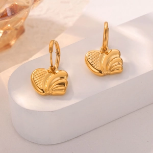 Boucles d'oreilles cœur en plaqué or 18K aux textures géométriques asymétriques