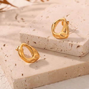 Boucles d'oreilles géométriques irrégulières plaquées or 18K avec texture martelée