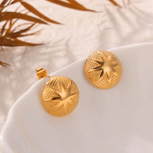 Boucles d'oreilles géométriques plaquées or 18 carats avec motif étoile en relief chic