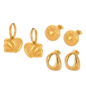 Lot de boucles d'oreilles dorées 18K avec motifs cœur, étoile et géométriques