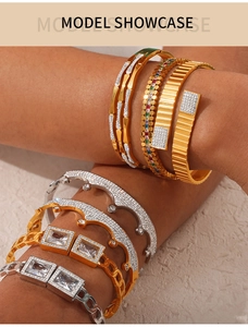 Vista dettagliata di bracciali rigidi vintage dorati con zirconi e corona