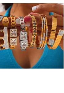 Dettaglio di bracciali vintage in oro con design a corona traforata e zirconi incastonati