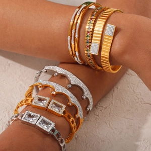Set di bracciali vintage francesi a strati in acciaio al titanio dorato con zirconi