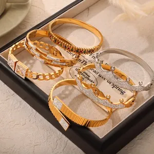 Set di bracciali vintage in acciaio al titanio con corona d'oro e strass su vassoio