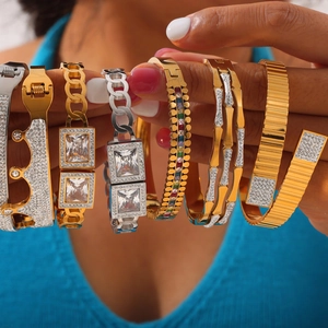 Set di bracciali vintage francesi in acciaio al titanio dorato con corona e diamanti