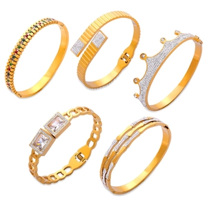 Set di cinque braccialetti vintage in acciaio al titanio dorato con corona e zirconi