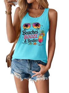 Dettaglio canotta estiva azzurra con stampa Beaches Booze and Besties alla moda